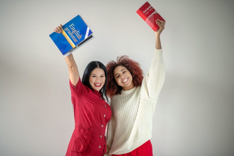 Jóvenes estudiando inglés