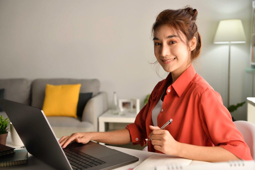 mujer estudiando inglés online